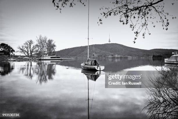 boats on lake burley griffin, canberra - lake burley griffin stock pictures, royalty-free photos & images