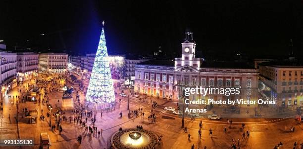 christmas tree in puerta del sol (madrid's most popular square) at night - puerta 個照片及圖片檔