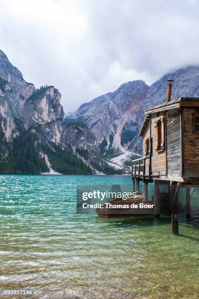 sereen lakeview in northern italy. - broer foto e immagini stock