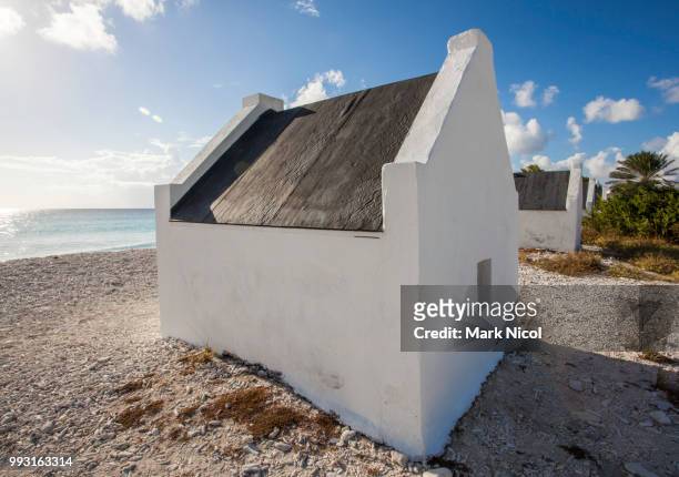 a row of slave huts on bonaire - paesi bassi caraibici foto e immagini stock