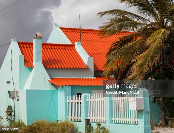 colorful building on bonaire - caribisch nederland stockfoto's en -beelden