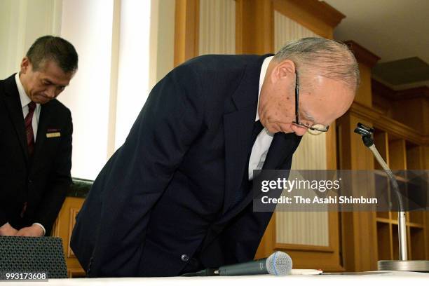 Tokyo Medical University Executive Regent Tetsuo Yukioka bows for apology during a press conference announcing the university's Chairman Masahiko...