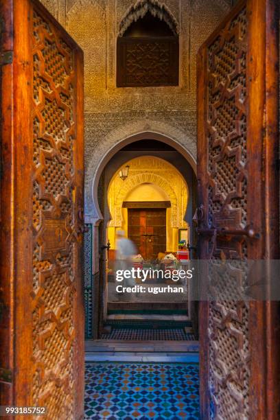 tür der madrasa al-attarine-moschee in fes, marokko. - fes stock-fotos und bilder
