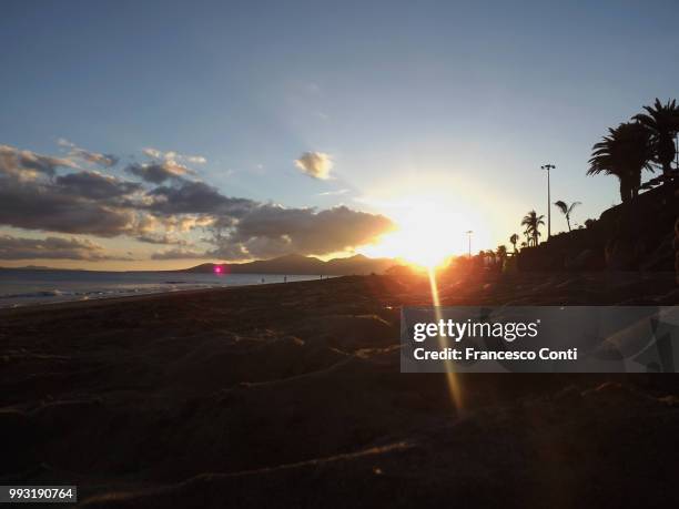 lanzarote, atardecer en puerto del carmen - puerto del carmen fotografías e imágenes de stock