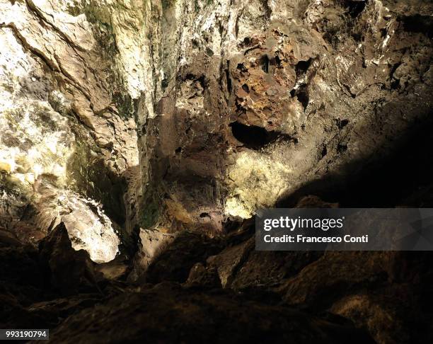 lanzarote, cueva de los verdes - cueva stockfoto's en -beelden