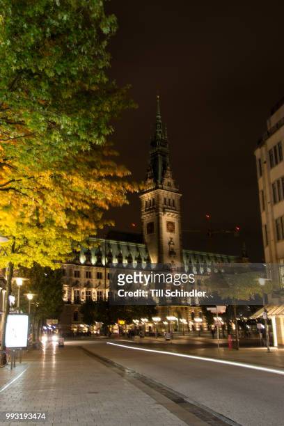 hamburger rathaus bei nacht - nacht stock pictures, royalty-free photos & images