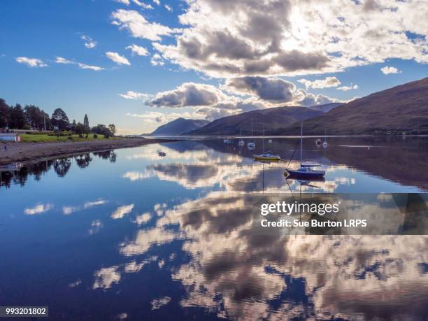 loch linnhe reflections, fort william, scotland - loch linnhe scotland stock-fotos und bilder