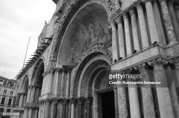 colonnade of the basilica di san marco. - basilica di san marco 個照片及圖片檔