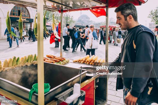 vendedor de rua tradicional no distrito de eminonu - kalender - fotografias e filmes do acervo