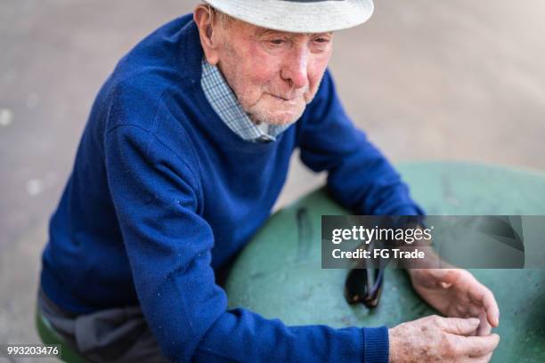 ältere männchen sprechen; er ist 91 jahre alt - 90 plus years stock-fotos und bilder