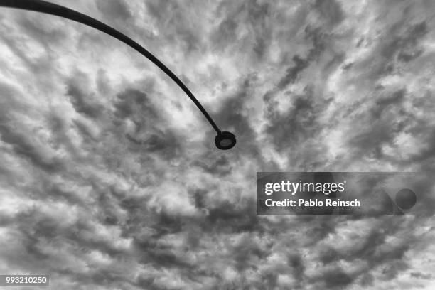 tocando las nubes. - nubes - fotografias e filmes do acervo