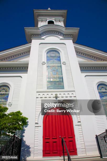 red and white church building, clinton, nj - revestimento exterior de parede imagens e fotografias de stock