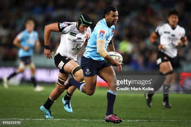 Kurtley Beale of the Waratahs breaks away to score a try during the round 18 Super Rugby match between the Waratahs and the Sunwolves at Allianz...