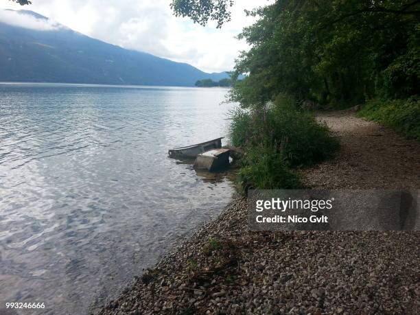 chemin du lac - chemin stock pictures, royalty-free photos & images