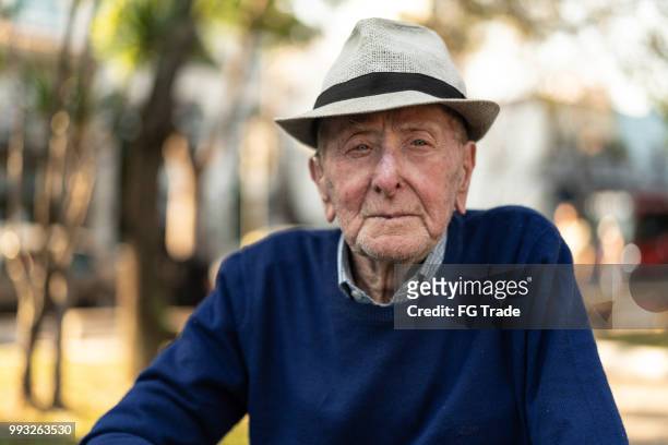 senior volwassen mannelijke portret; hij is 91 jaar oud - 90 years stockfoto's en -beelden