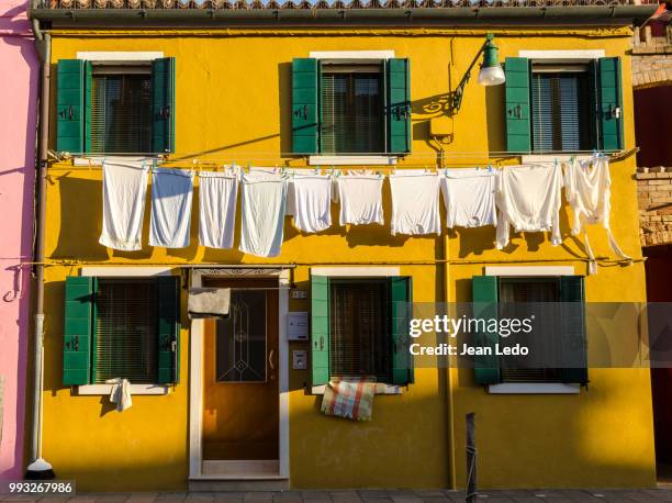 maison jaune - maison stock pictures, royalty-free photos & images