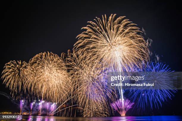 fireworks over the water - fukui prefecture foto e immagini stock