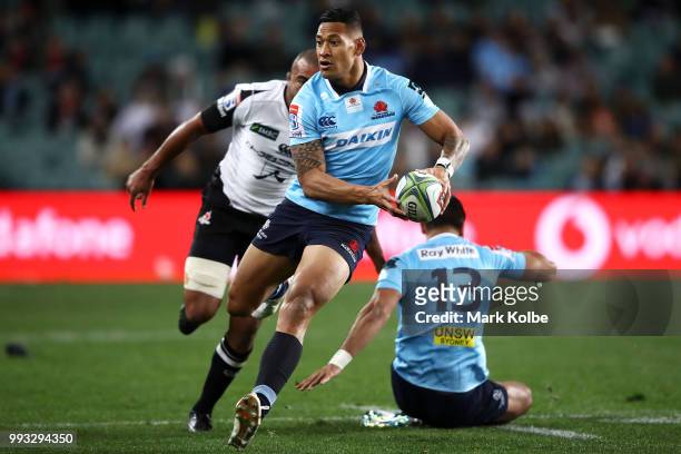 Israel Folau of the Waratahs shapes to pass during the round 18 Super Rugby match between the Waratahs and the Sunwolves at Allianz Stadium on July...
