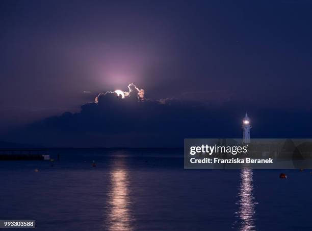 full moon rise, mevagissey harbor, cornwall - mevagissey stock-fotos und bilder