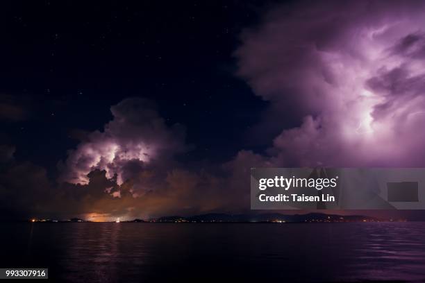 a lightning storm over the sea in ko samui, thailand. - province de surat thani photos et images de collection
