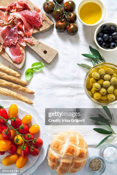 prosciutto crudo with bread, olives, tomatoes, bre - crudo imagens e fotografias de stock