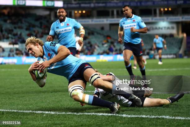 Ned Hanigan of the Waratahs scores a try during the round 18 Super Rugby match between the Waratahs and the Sunwolves at Allianz Stadium on July 7,...