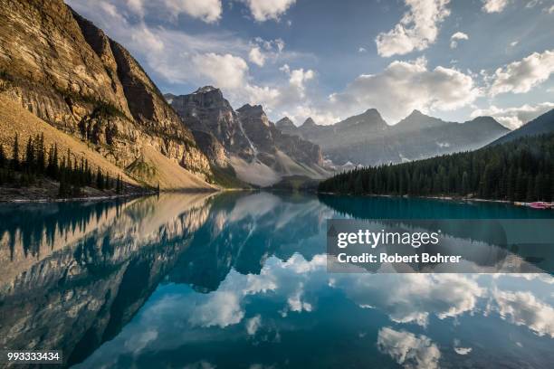 moraine lake at sunset is a sight to behold - bohrer stockfoto's en -beelden