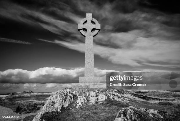 the stone cross - sara stone fotografías e imágenes de stock