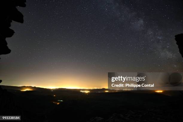 entre ciel et terre - ciel fotografías e imágenes de stock