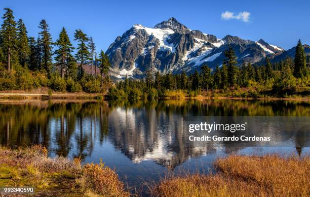 mt. shuksan from picture lake - mt shuksan stock-fotos und bilder