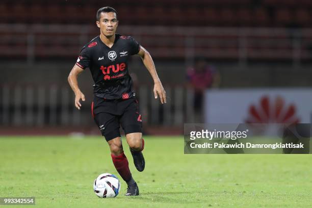 Ekkachai Samre of True Bangkok United in action during the Thai League 1 match between True Bangkok United and Pattaya United at True Stadium on July...