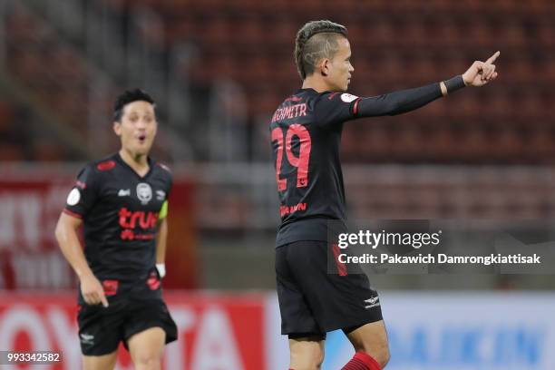 Sanrawat Dechmitr of True Bangkok United celebrates scoring his side's goal with his team mates during the Thai League 1 match between True Bangkok...