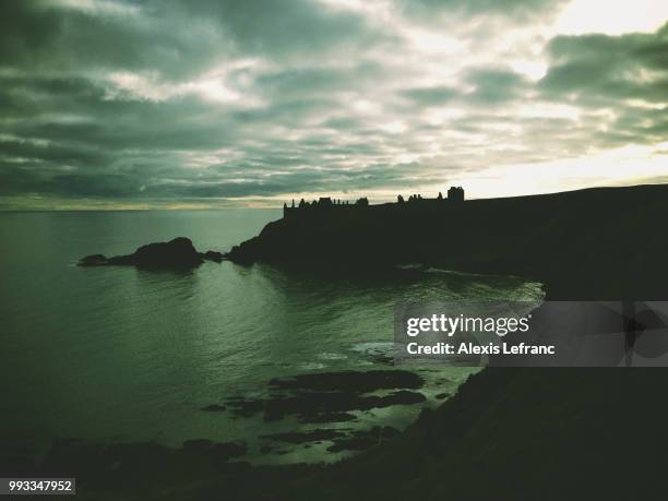 lonely dunnottar castle - dunnottar castle 個照片及圖片檔