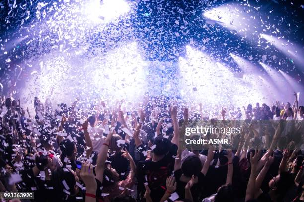 folla di applausi ad un concerto - locale notturno foto e immagini stock