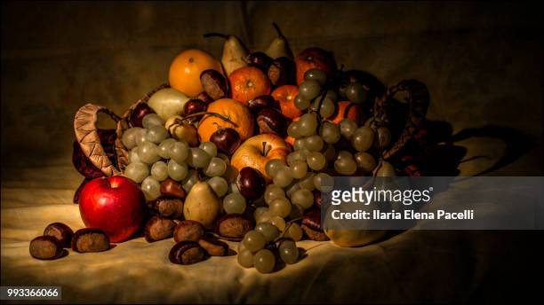 canestra di frutta - frutta stock-fotos und bilder
