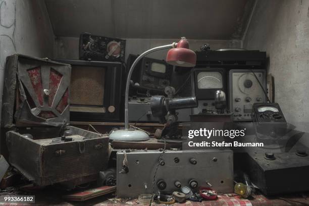 listening to history speaking - war machine film stockfoto's en -beelden