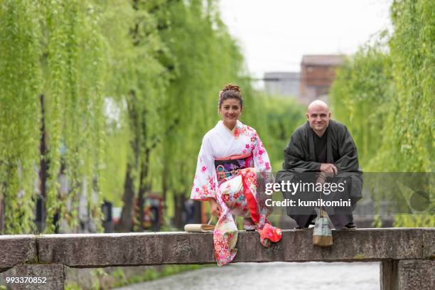 foreign couple enjoying visit to japan - kumikomini stock pictures, royalty-free photos & images