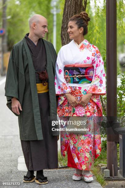 foreign couple enjoying visit to japan - kumikomini stock pictures, royalty-free photos & images