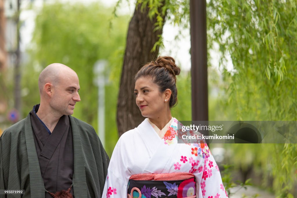 Couple étranger, profitant de la visite au Japon
