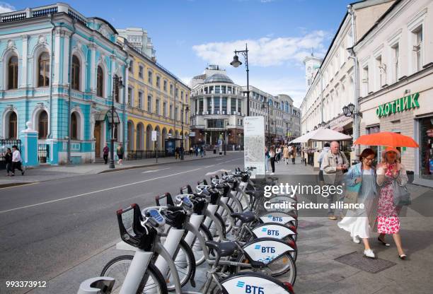 July 2018, Russia, Moscow: Rental bicycles from the VTG Bank in a Moscow shopping street. Photo: Christian Charisius/dpa