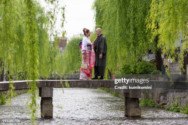 foreign couple enjoying visit to japan - kumikomini stock pictures, royalty-free photos & images