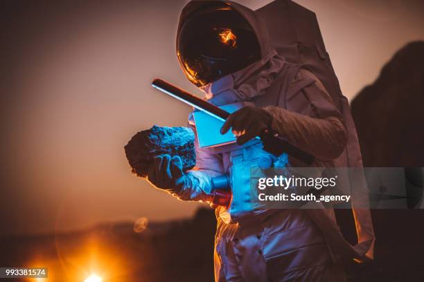 solo en marte - cosmonauta fotografías e imágenes de stock