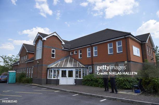 Police officers stand guard outside Amesbury Baptist Centre in Amesbury, southern England, on July 7, 2018. - The exposure of an apparently random...