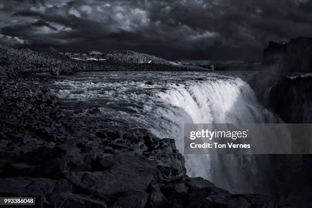 dettifoss by night - dettifoss fotografías e imágenes de stock