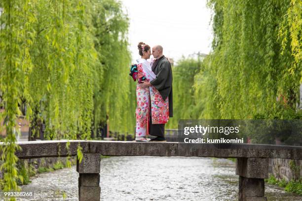 foreign couple enjoying visit to japan - kumikomini stock pictures, royalty-free photos & images