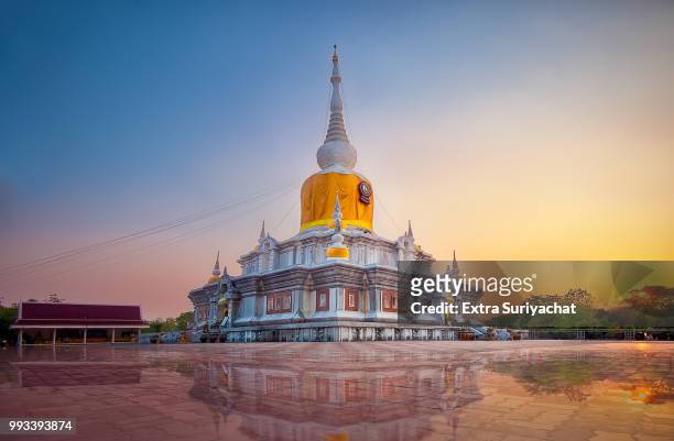 phra that na dun at maha sarakham in sunset and reflexion blur foreground, thailand - reflexion stock pictures, royalty-free photos & images