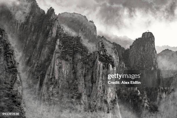 huangshan. not raining yet. - huangshan stock-fotos und bilder