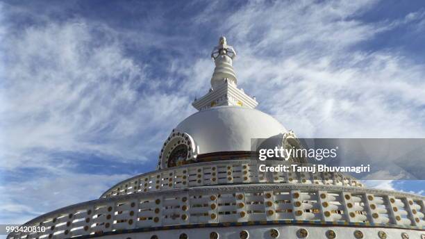 stupa the sky - シャンティストゥーパ ストックフォトと画像