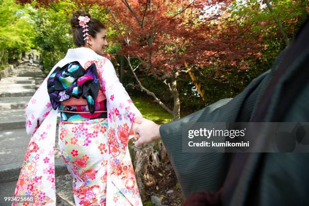 foreign couple enjoying visit to japan - kumikomini stock pictures, royalty-free photos & images