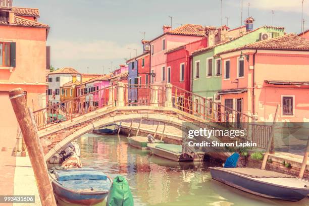 colourful houses and boats in burano - circa 6th century imagens e fotografias de stock